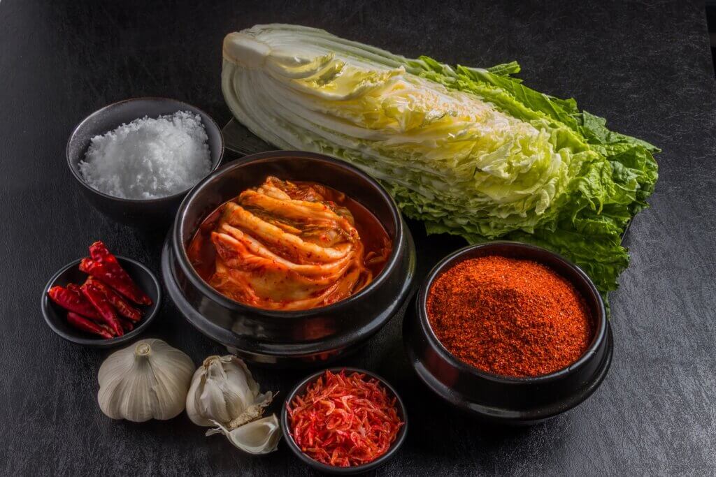 probiotyki na jelita - jakie właściwości ma kimchi