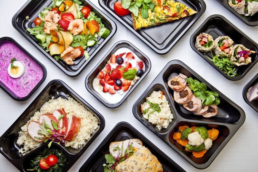 Dieta pudełkowa oferujaca kolorowe warzywa liściaste i owoce – codzienne wybory żywieniowe, które korzystnie wpływają na wydzielanie kortyzolu