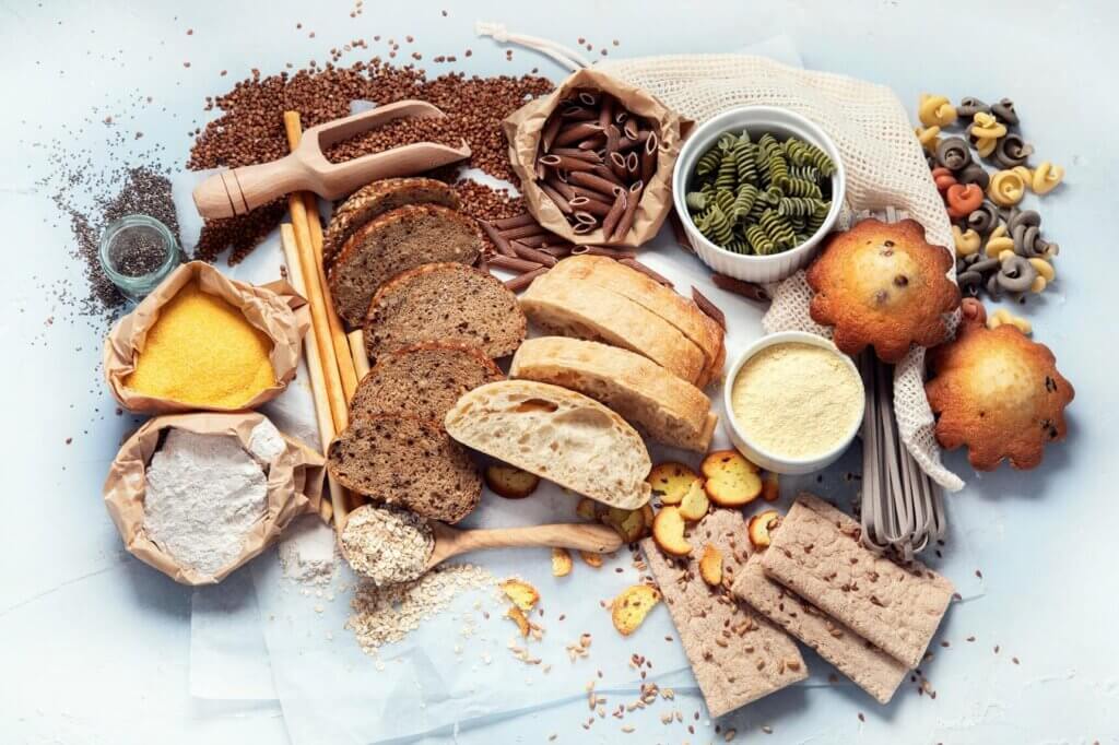 Produkty pełnoziarniste i owoce dla prawidłowego funkcjonowania mózgu, utrzymania poziomu glukozy i wsparcia procesów poznawczych