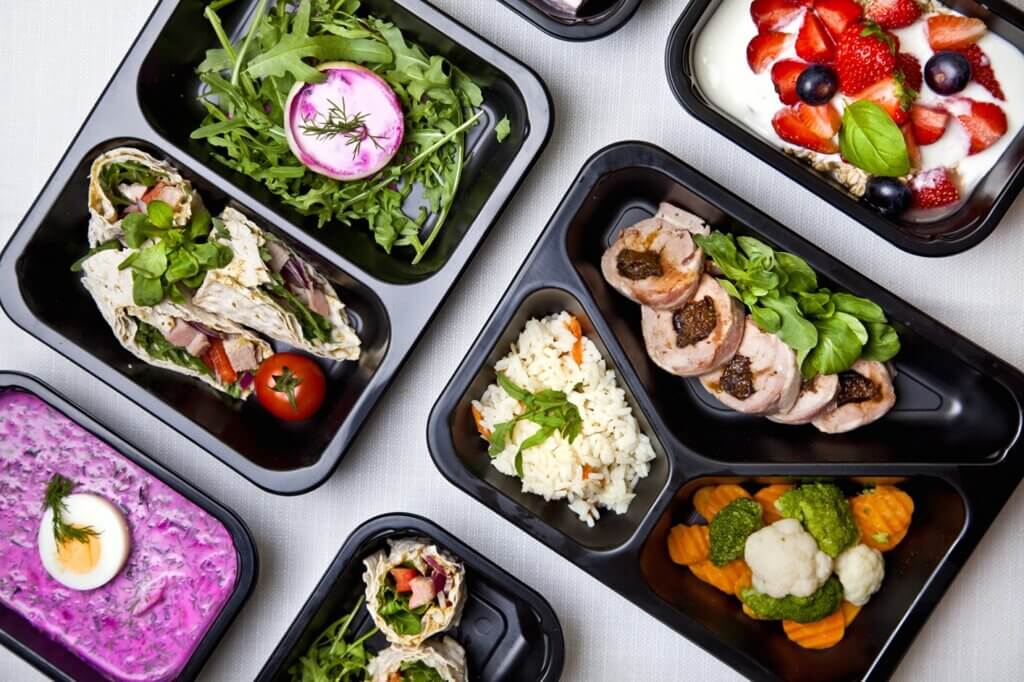 Kaloryczność jest najsilniejszym czynnikiem - różnica między zestawem 1200 a 2500 kcal to zwykle 25-35% ceny. Liczba posiłków działa podobnie: pięć dań kosztuje więcej niż trzy nawet przy tej samej sumie kalorii.
W Zdrowo Pojedzone kaloryczności są jawnie rozpisane. Dieta standardowa i dieta wegetariańska z rybą obejmują 1200, 1500, 1800, 2000 i 2500 kcal w wariantach 3, 4 lub 5 posiłków. Dieta sportowa sięga 3000 kcal w sześciu posiłkach